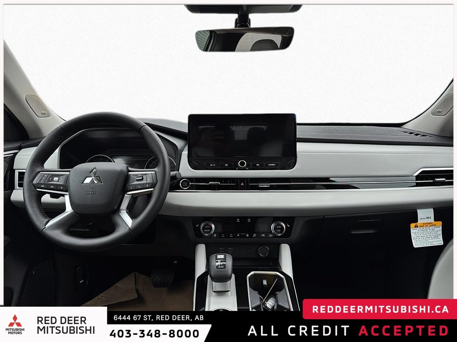 2025 Mitsubishi Outlander LE-8