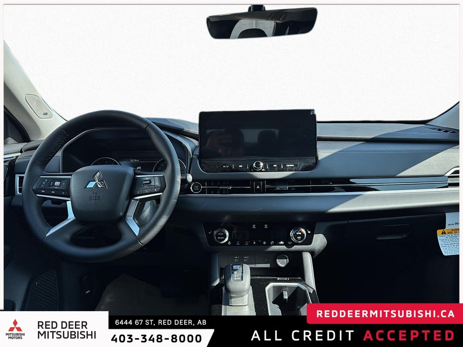 2025 Mitsubishi Outlander LE-8