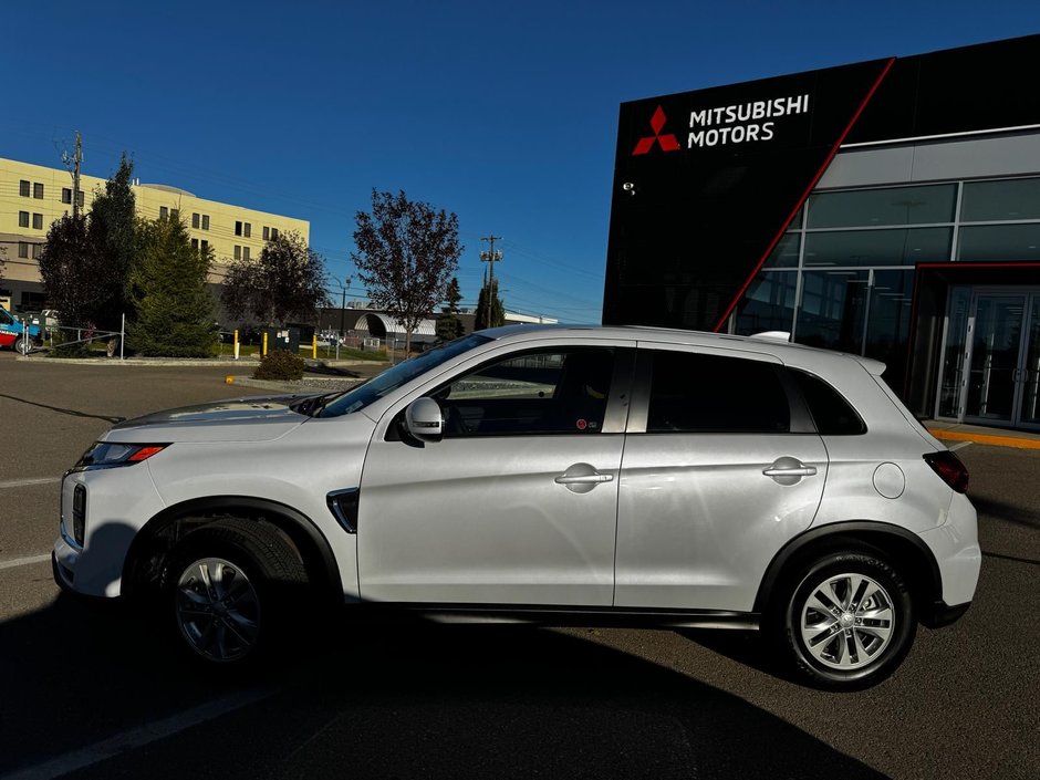 2023 Mitsubishi RVR SE AWC-2