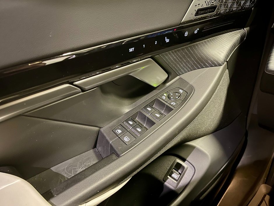 2025 BMW 5-Series 530i xDrive-12