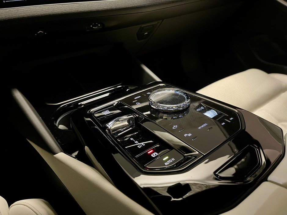 2025 BMW 5-Series 530i xDrive-18