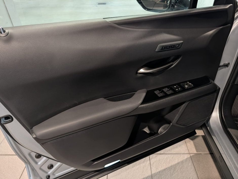 2024 Lexus UX 250h AWD F Sport 2-9