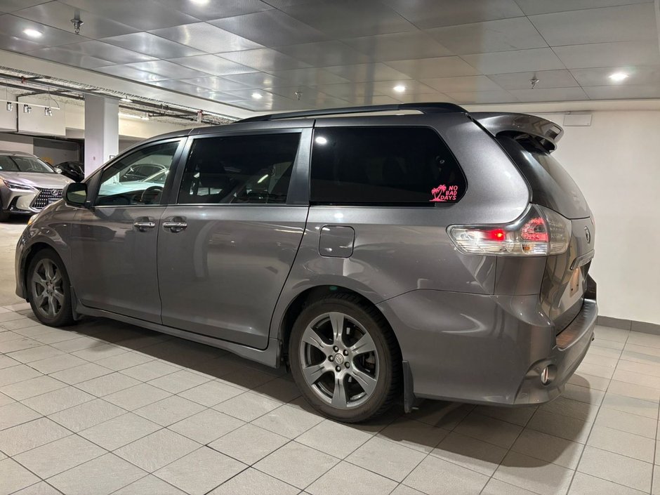 2017 Toyota SiennaSE SE-3