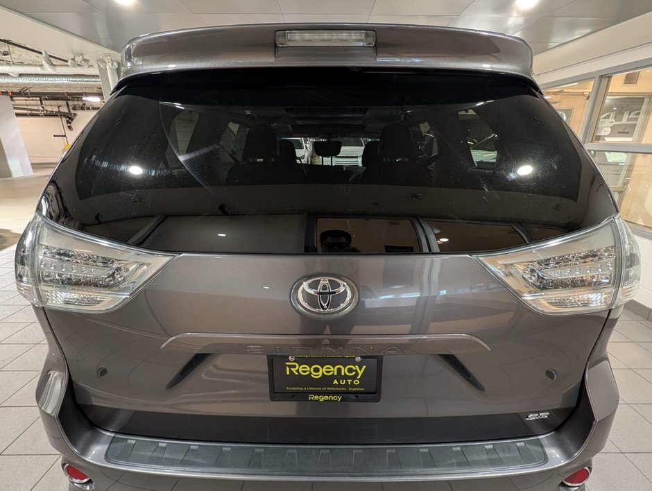 2017 Toyota SiennaSE SE-17