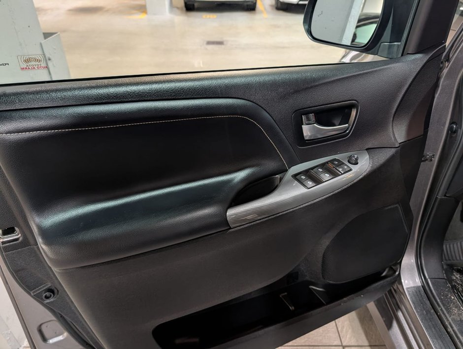 2017 Toyota SiennaSE SE-19