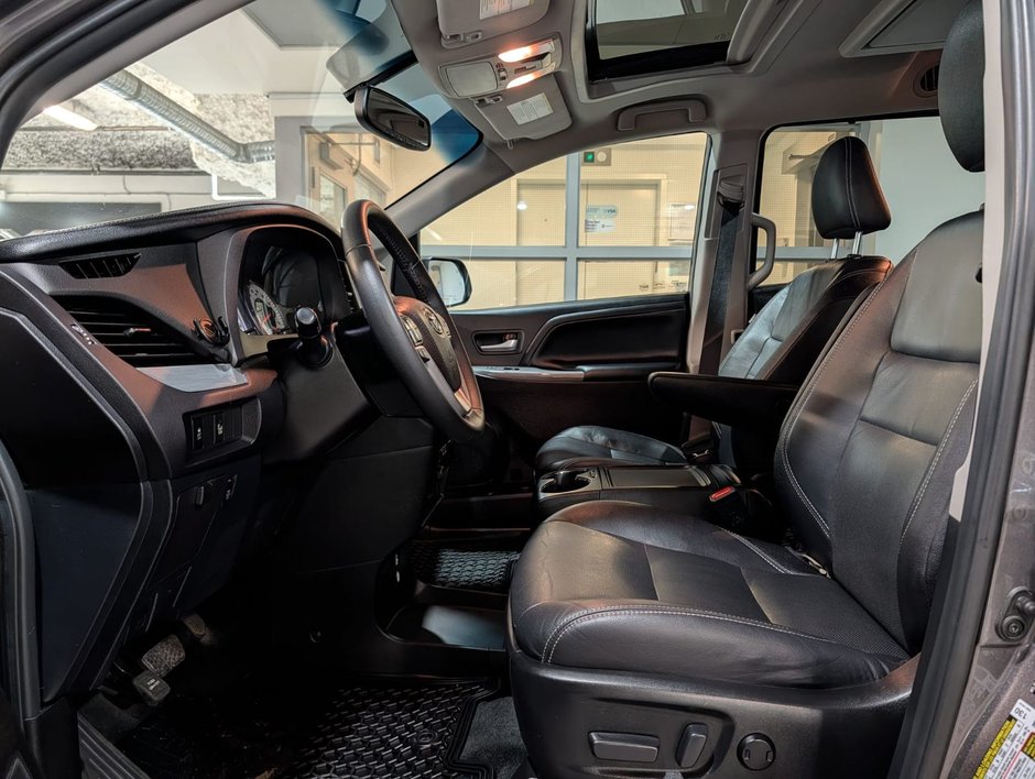 2017 Toyota SiennaSE SE-9