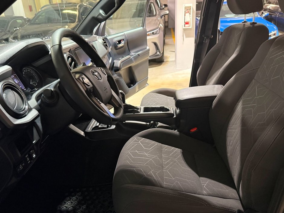 2017 Toyota Tacoma 4x4 Double Cab 6A 1 OWNER / TRD 4X4 SPORT / TOYOTA SERVICED-11