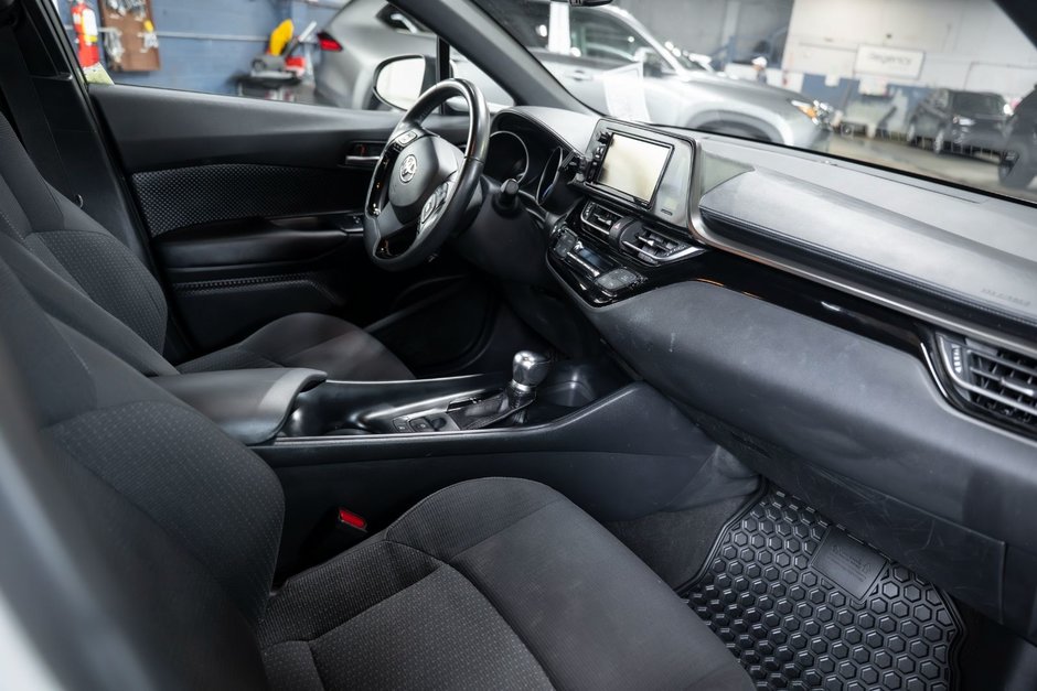 2018 Toyota C-HR XLE-16