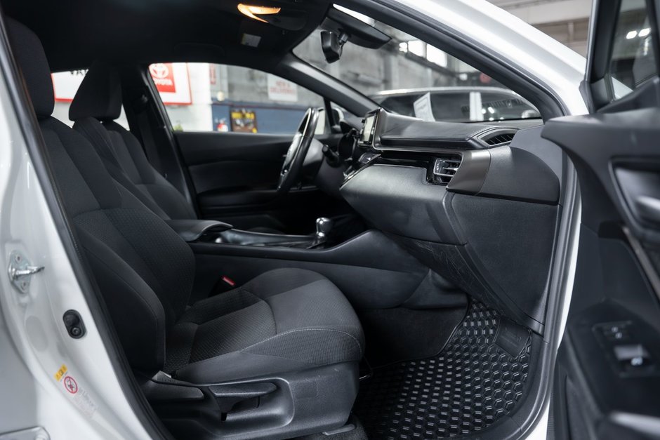 2018 Toyota C-HR XLE-17
