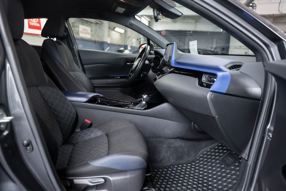2022 Toyota C-HR XLE PREMIUM-17
