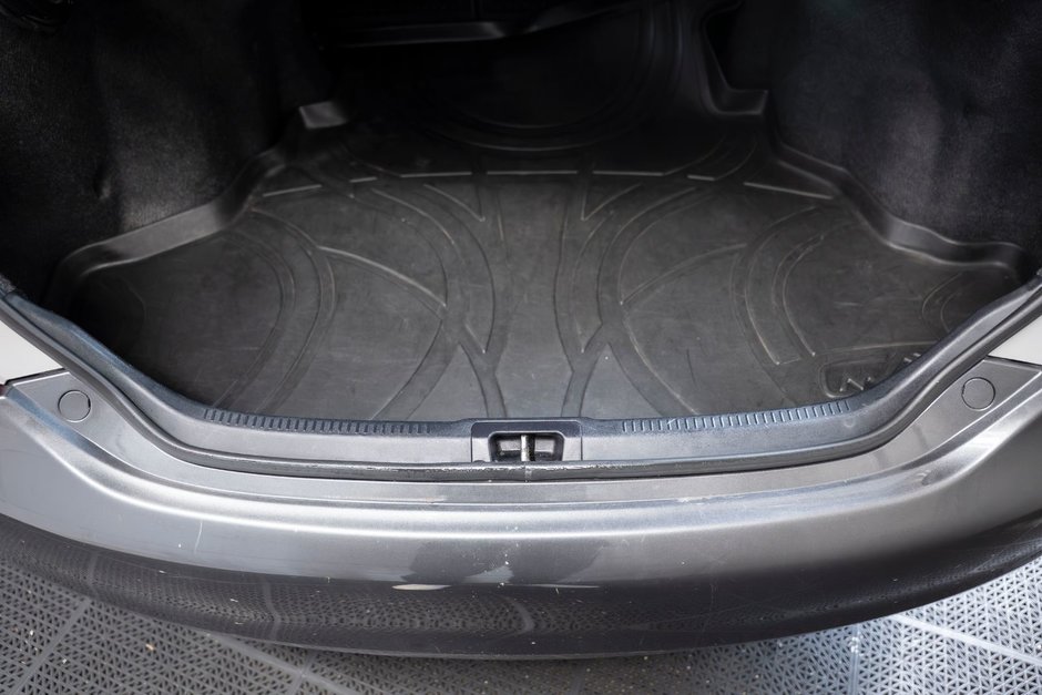 2014 Toyota Camry SE-13