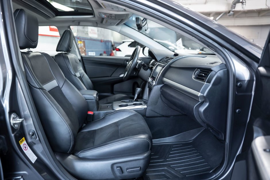 2014 Toyota Camry SE-17
