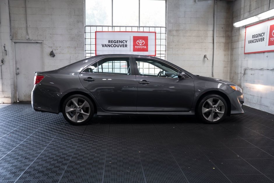 2014 Toyota Camry SE-14
