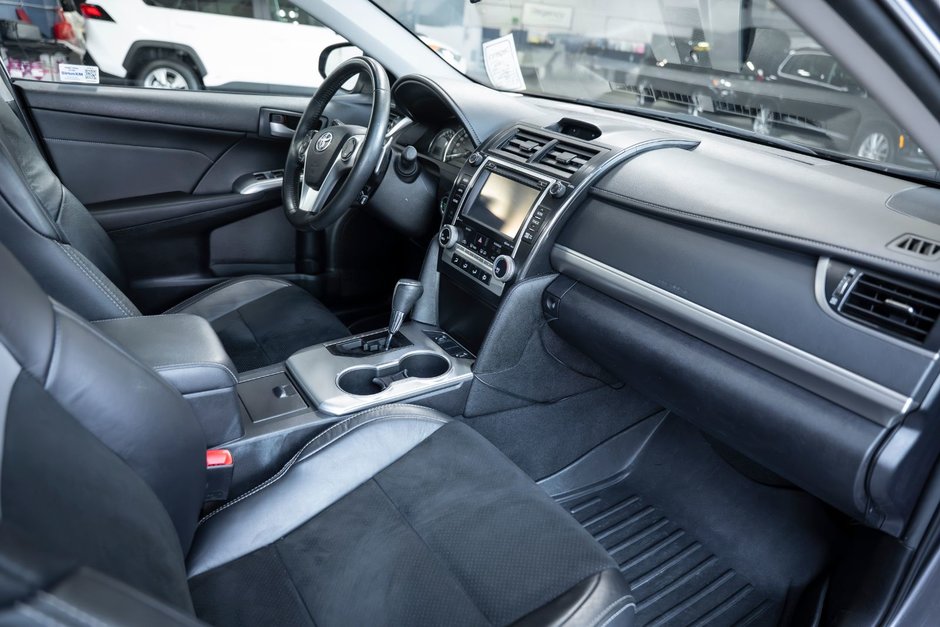 2014 Toyota Camry SE-15