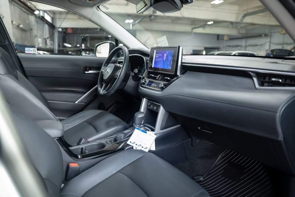 2023 Toyota Corolla Cross XLE AWD XLE-13
