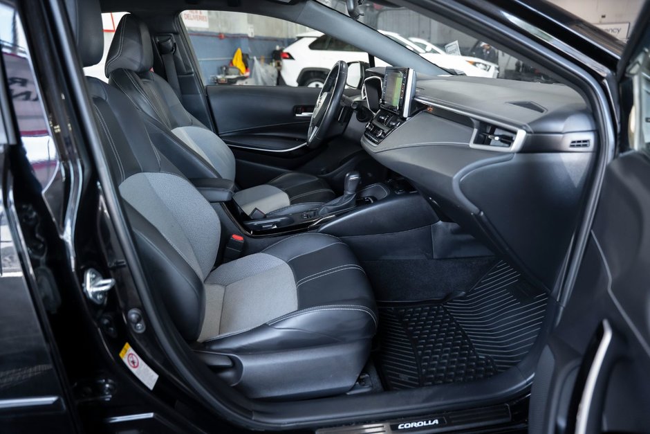 2019 Toyota Corolla SE HATCHBACK-17