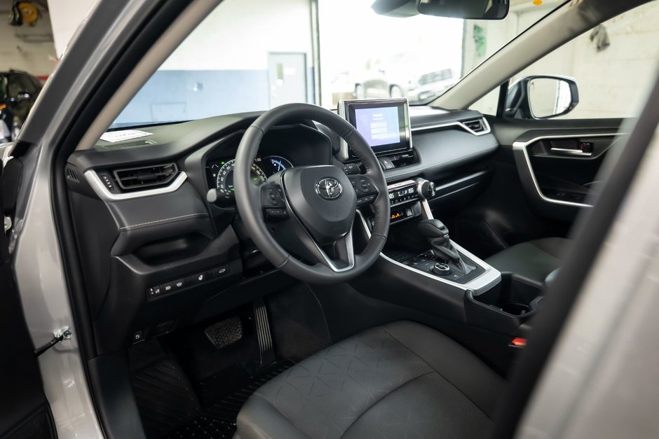 2025 Toyota RAV4 HYBRID XLE AWD-7