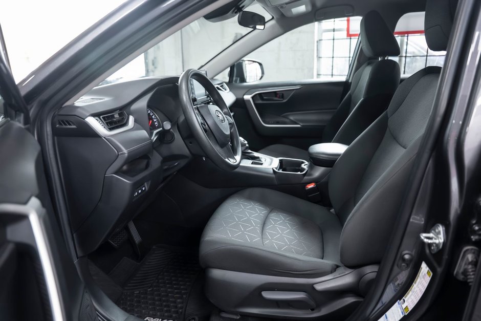 2021 Toyota RAV4 LE AWD LE-8