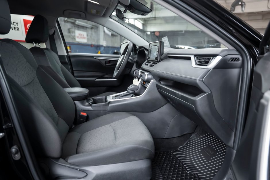 2022 Toyota RAV4 LE AWD-18