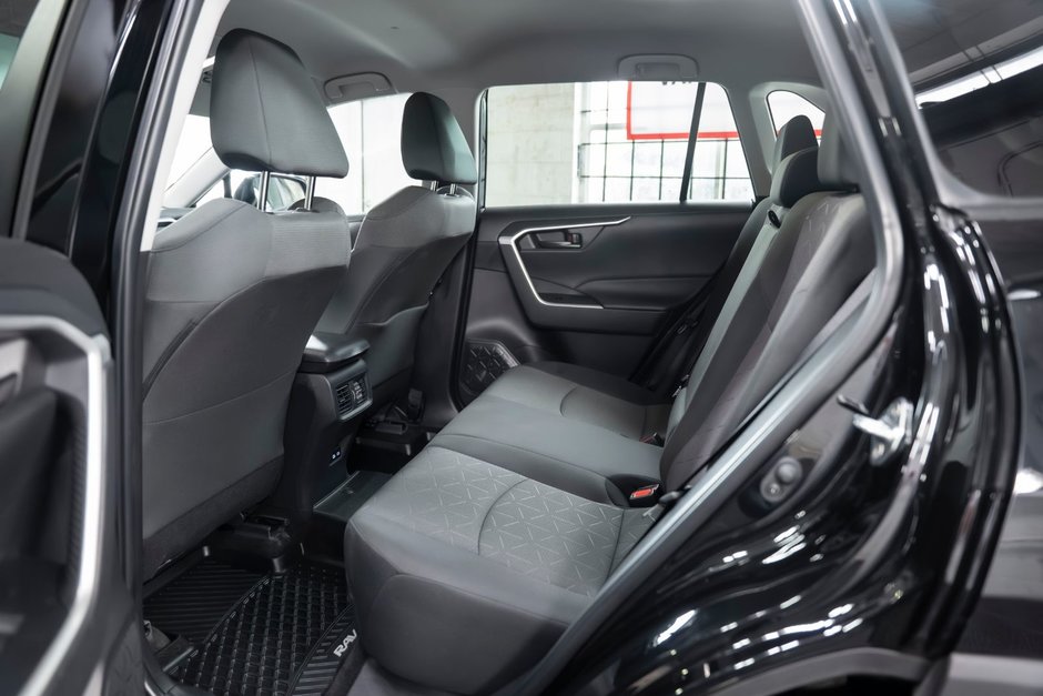 2022 Toyota RAV4 LE AWD-10