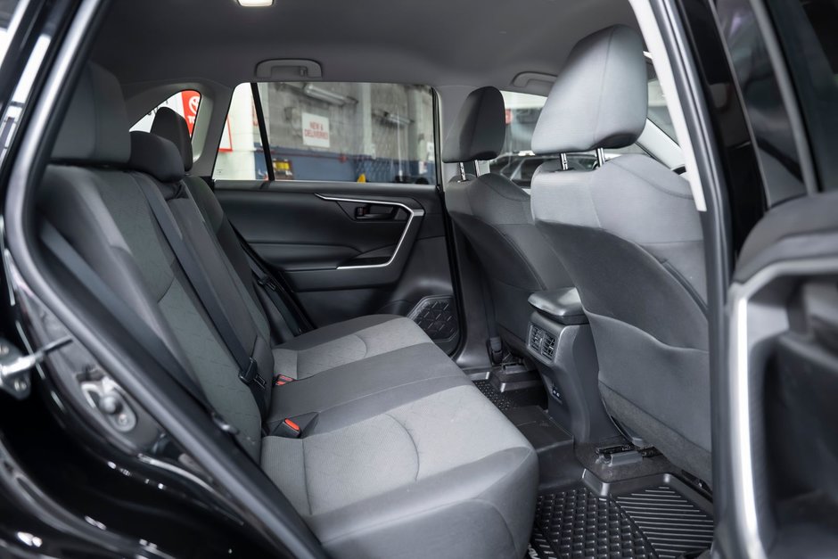 2022 Toyota RAV4 LE AWD-19
