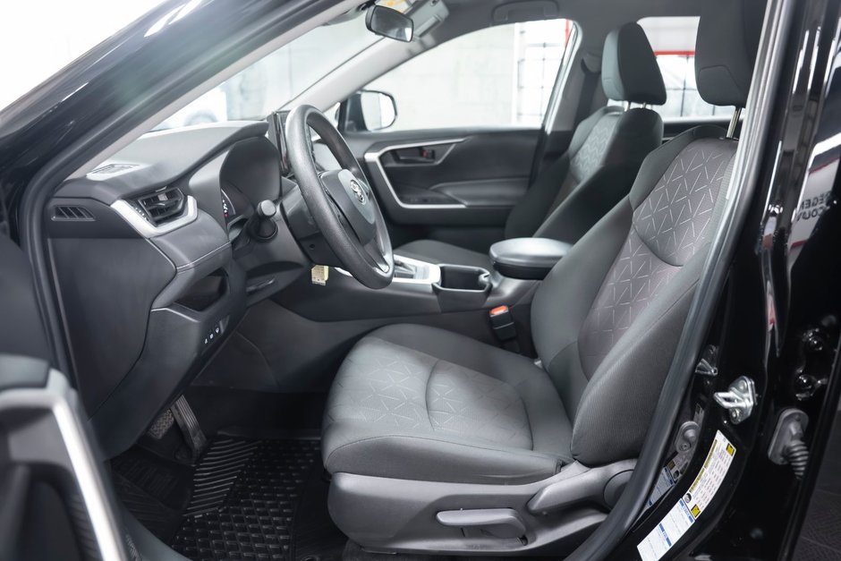 2022 Toyota RAV4 LE AWD-9