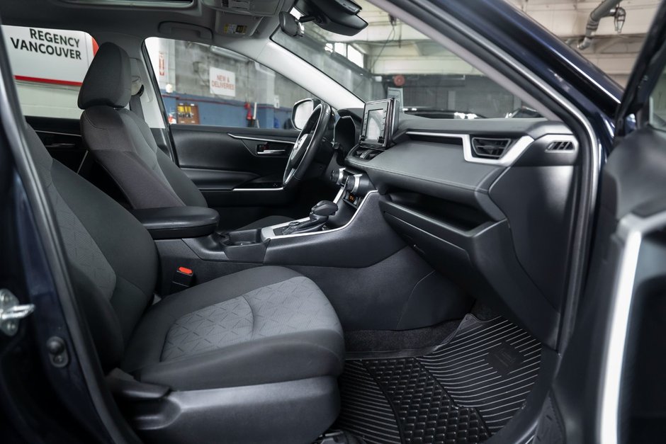 2020 Toyota RAV4 Hybrid XLE-17