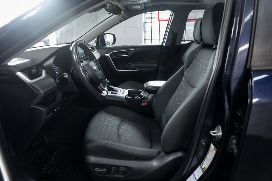 2020 Toyota RAV4 Hybrid XLE-8