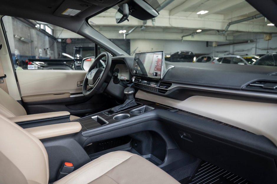 2024 Toyota Sienna Hybrid LIMITED AWD-17