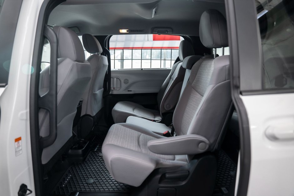 2025 Toyota Sienna Hybrid LE 8 PASSENGER-9