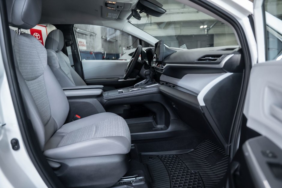 2025 Toyota Sienna Hybrid LE 8 PASSENGER-17