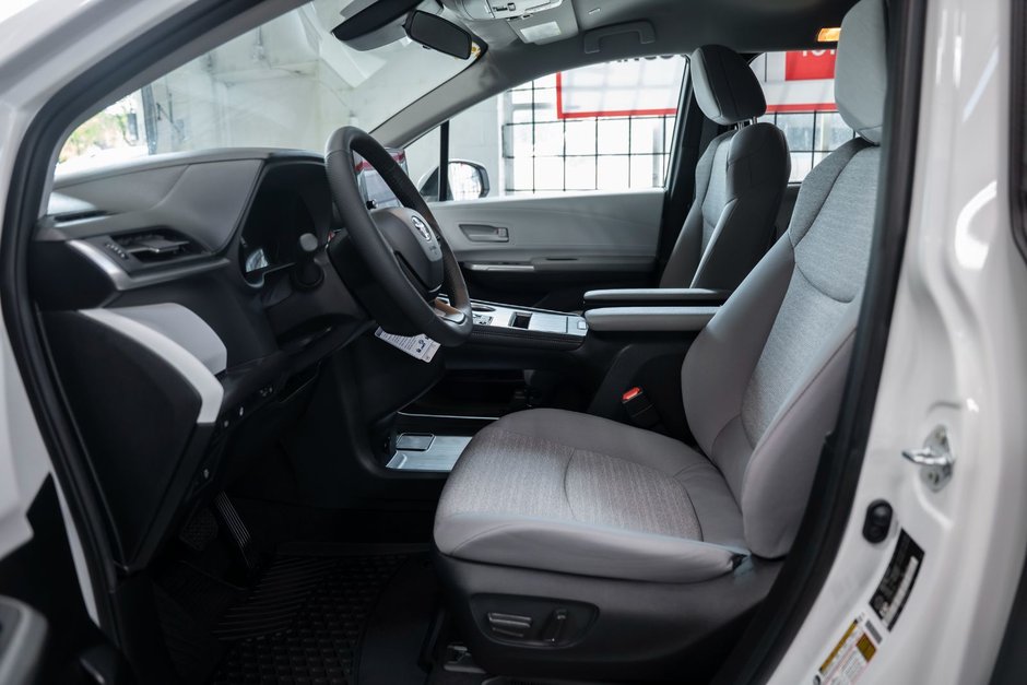 2025 Toyota Sienna Hybrid LE 8 PASSENGER-8