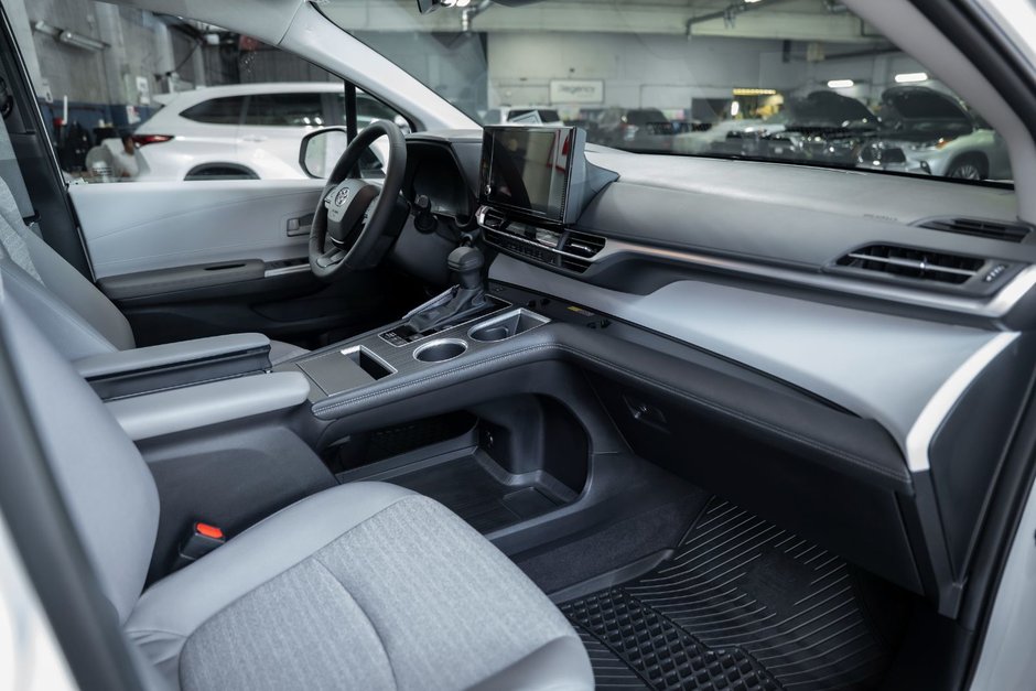 2025 Toyota Sienna Hybrid LE 8 PASSENGER-16