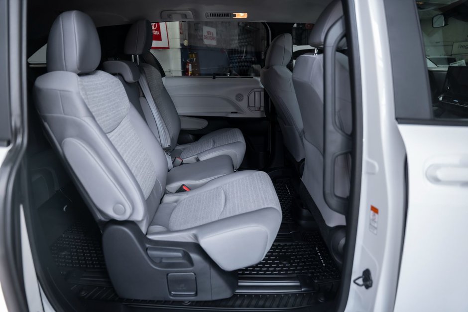 2025 Toyota Sienna Hybrid LE 8 PASSENGER-19