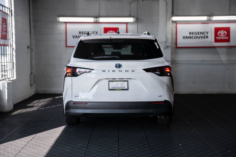 2025 Toyota Sienna Hybrid LE 8 PASSENGER-12