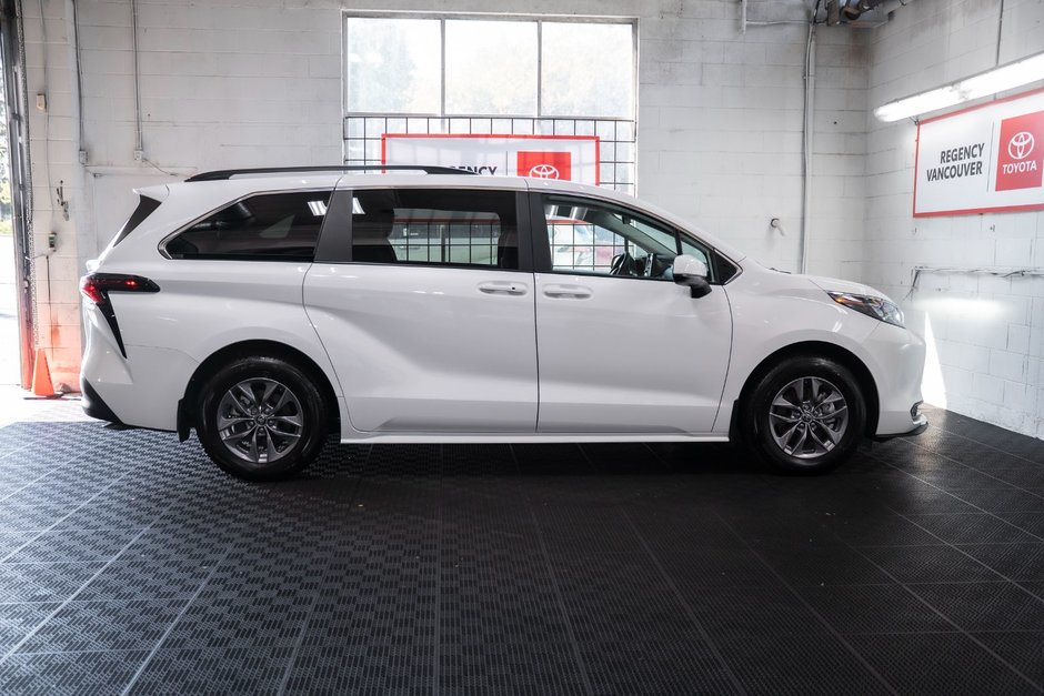 2025 Toyota Sienna Hybrid LE 8 PASSENGER-15