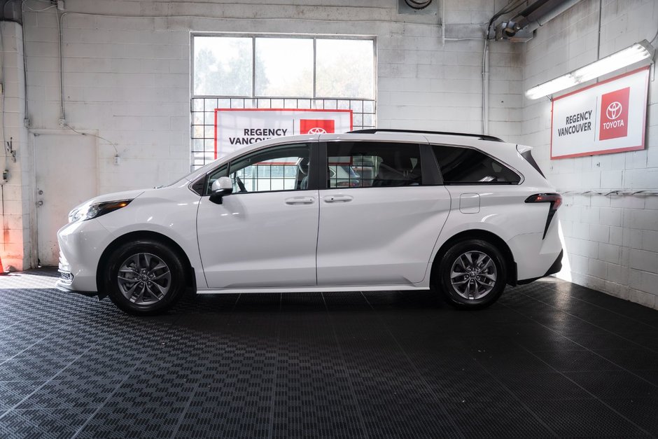2025 Toyota Sienna Hybrid LE 8 PASSENGER-10