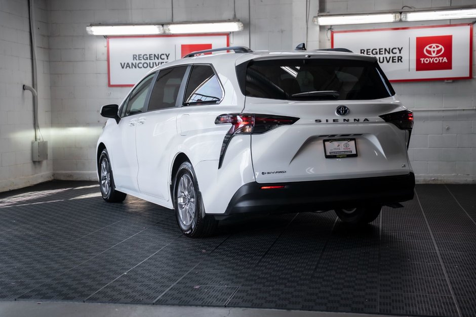 2025 Toyota Sienna Hybrid LE 8 PASSENGER-11