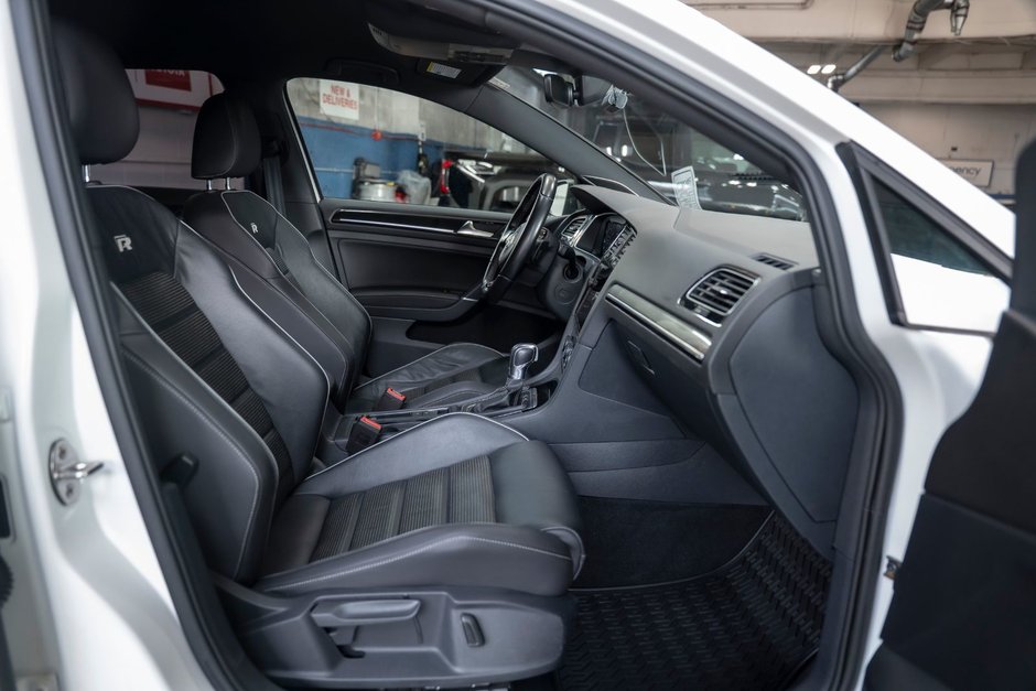 2019 Volkswagen Golf R-16