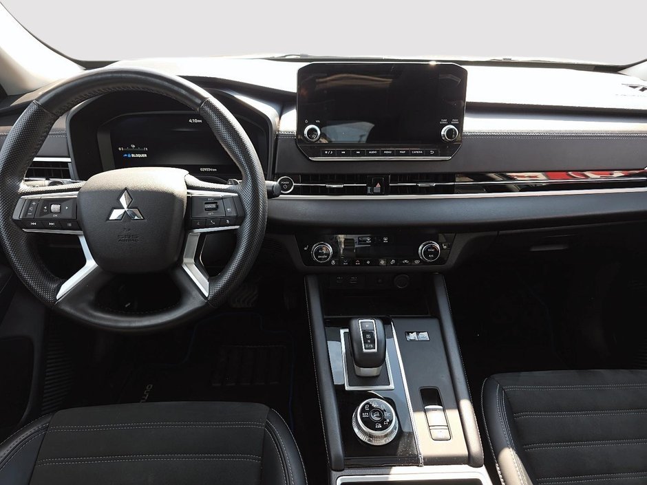 2024 Mitsubishi Outlander LE PHEV-11