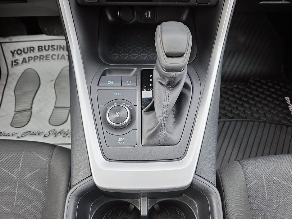 Toyota RAV4 Hybrid XLE 2025-13