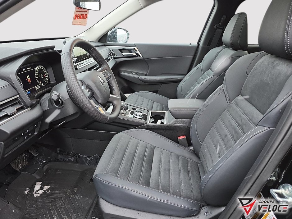 2025 Mitsubishi Outlander Plug-In Hybrid LE-8