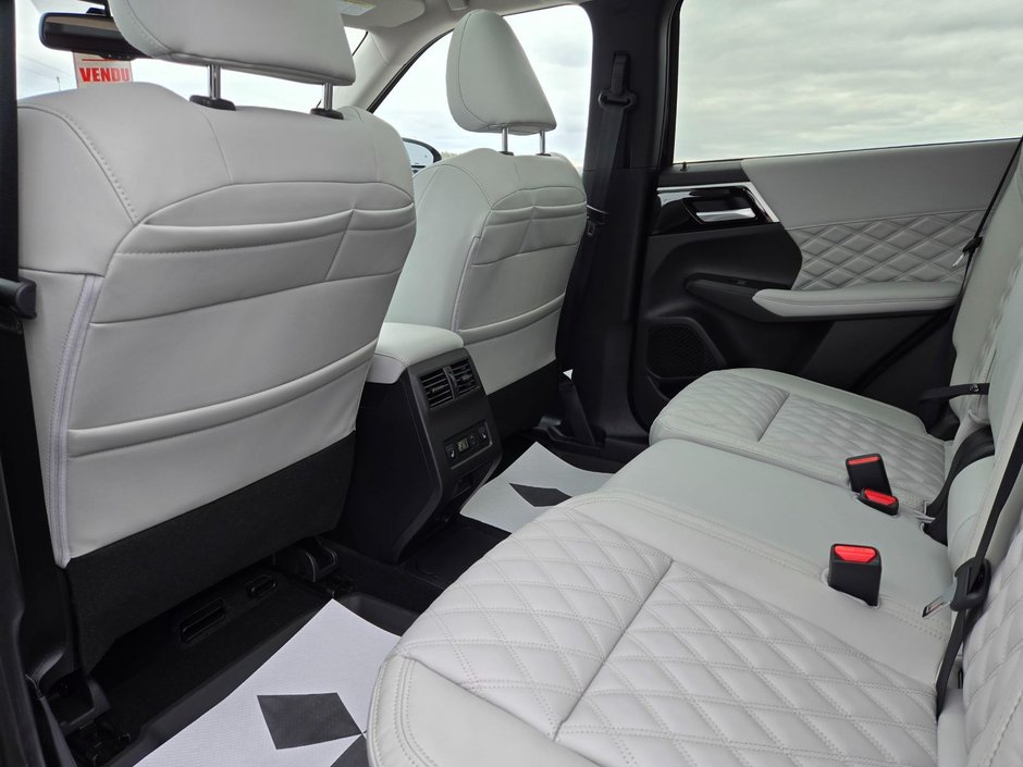 2025 Mitsubishi Outlander Plug-In Hybrid SEL-6