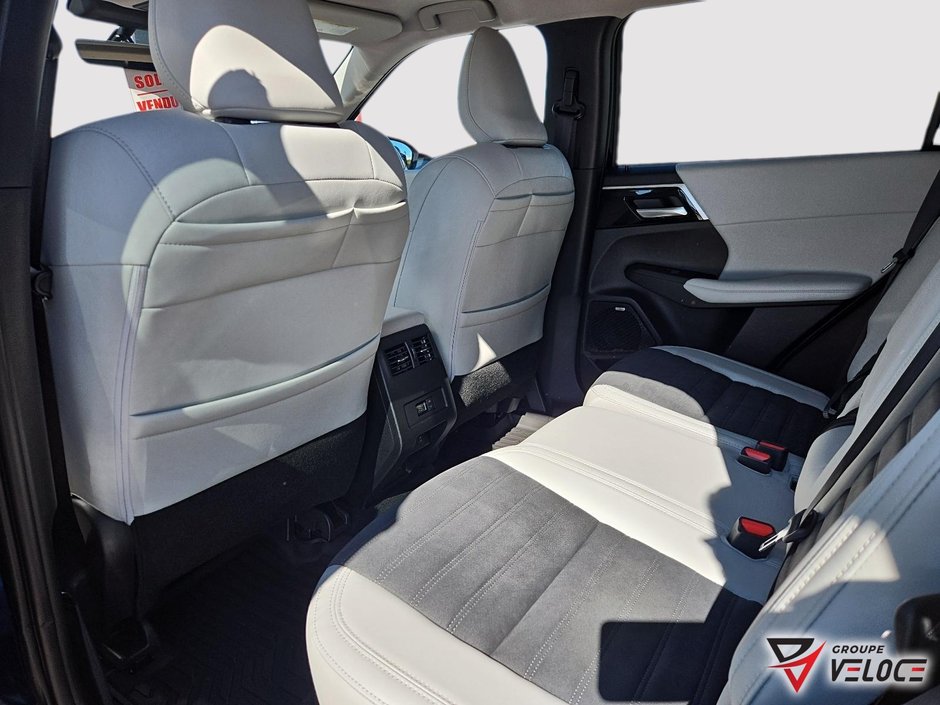 2025 Mitsubishi Outlander LE-6