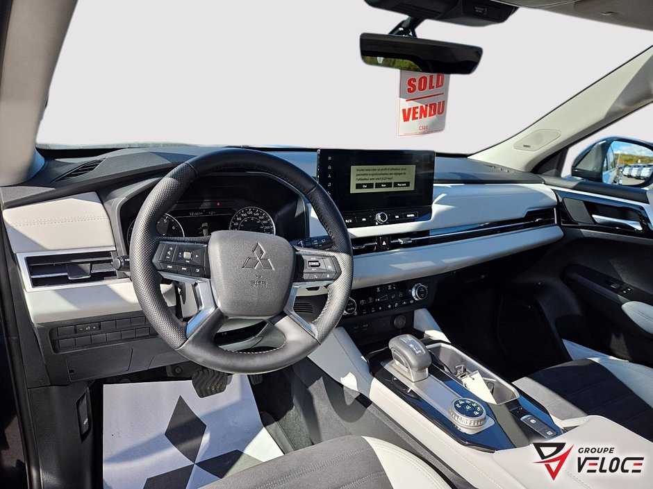 2025 Mitsubishi Outlander LE-7