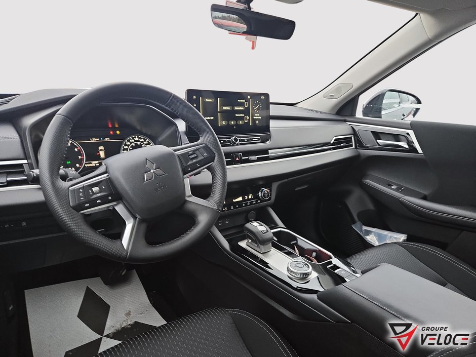 2026 Mitsubishi Outlander ES-7