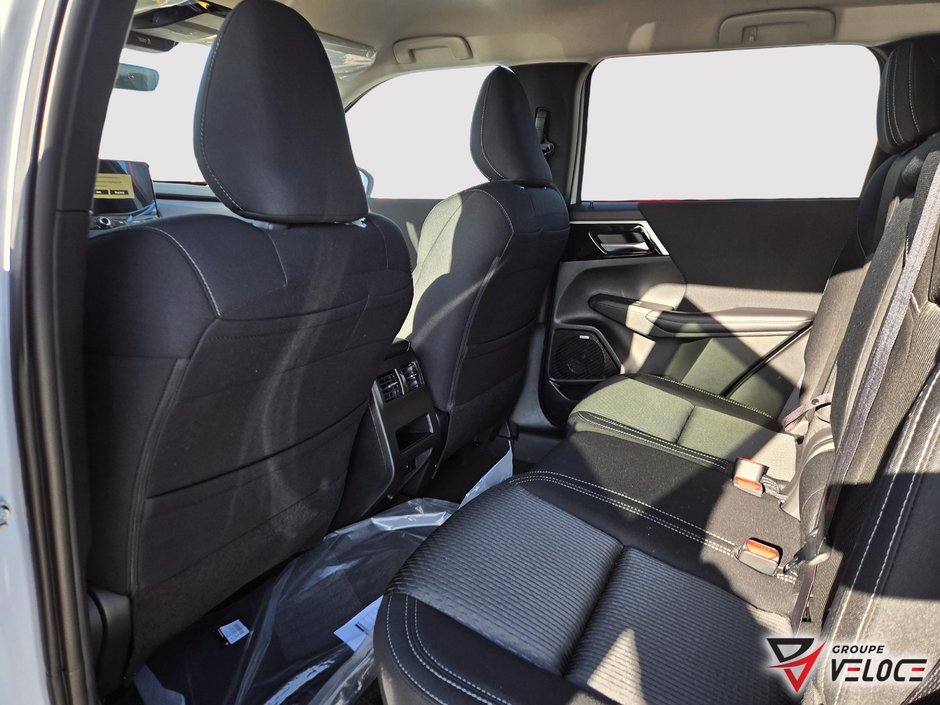 2026 Mitsubishi Outlander ES-6