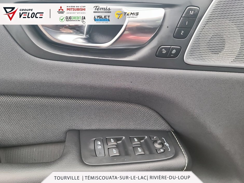Volvo XC60 R-Design *Hybride léger, Cuir, Toit panoramique* 2022-13