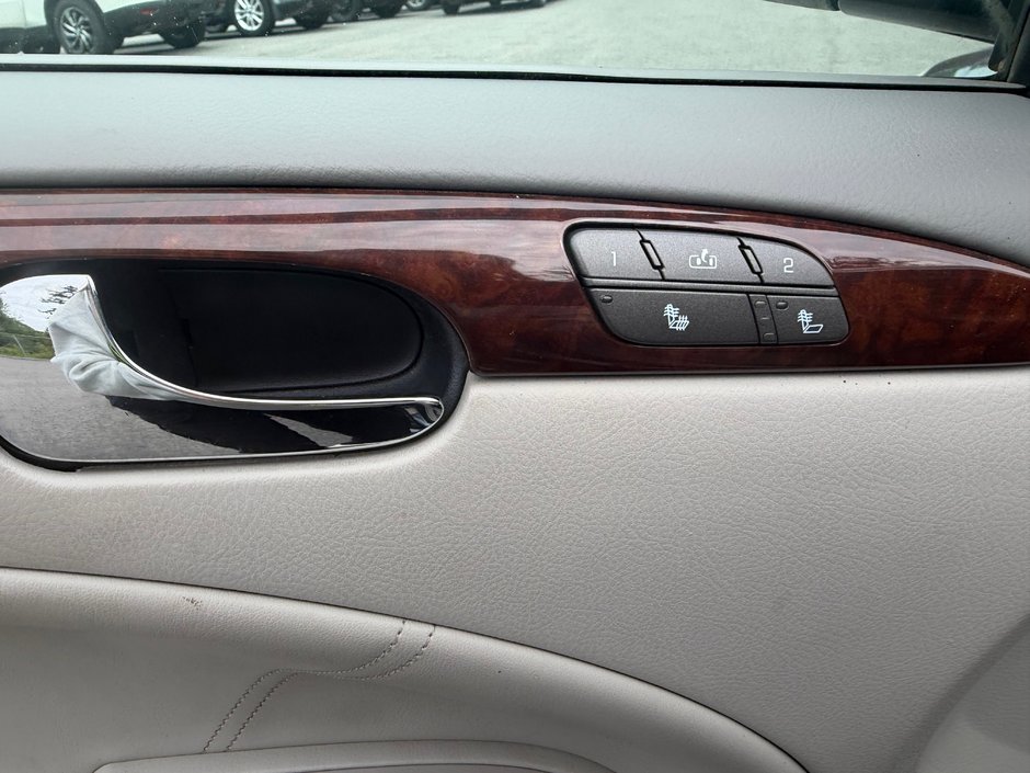 Buick Lucerne CXL 2011-7