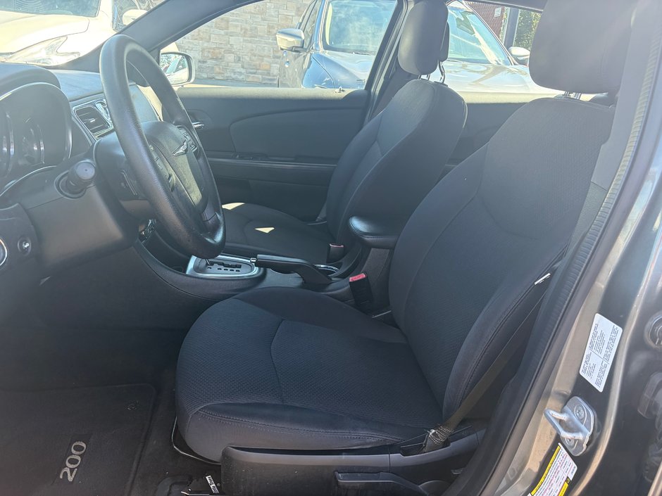 Chrysler 200 LX 2012-5